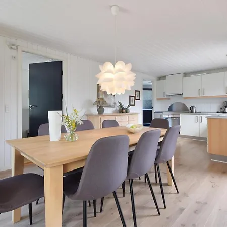 Beautiful Home In Juelsminde With Wifi *