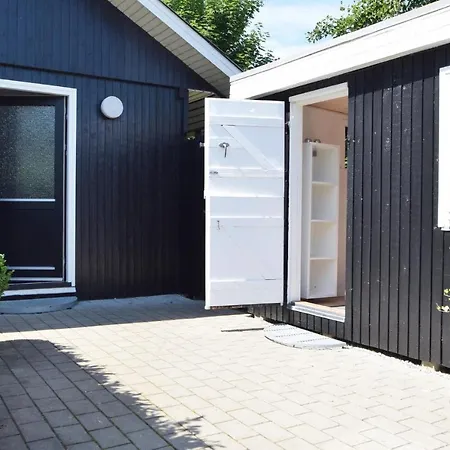 Beautiful Home In Juelsminde With Wifi *