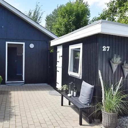 Beautiful Home In Juelsminde With Wifi