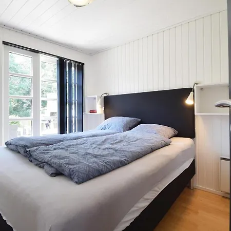 Beautiful Home In Juelsminde With Wifi